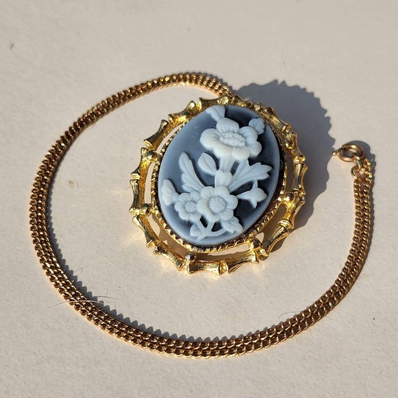 Vintage Jewelry - Vintage Gold Tone Faux Blue Cameo Floral Brooch Pendant Necklace Blue White
